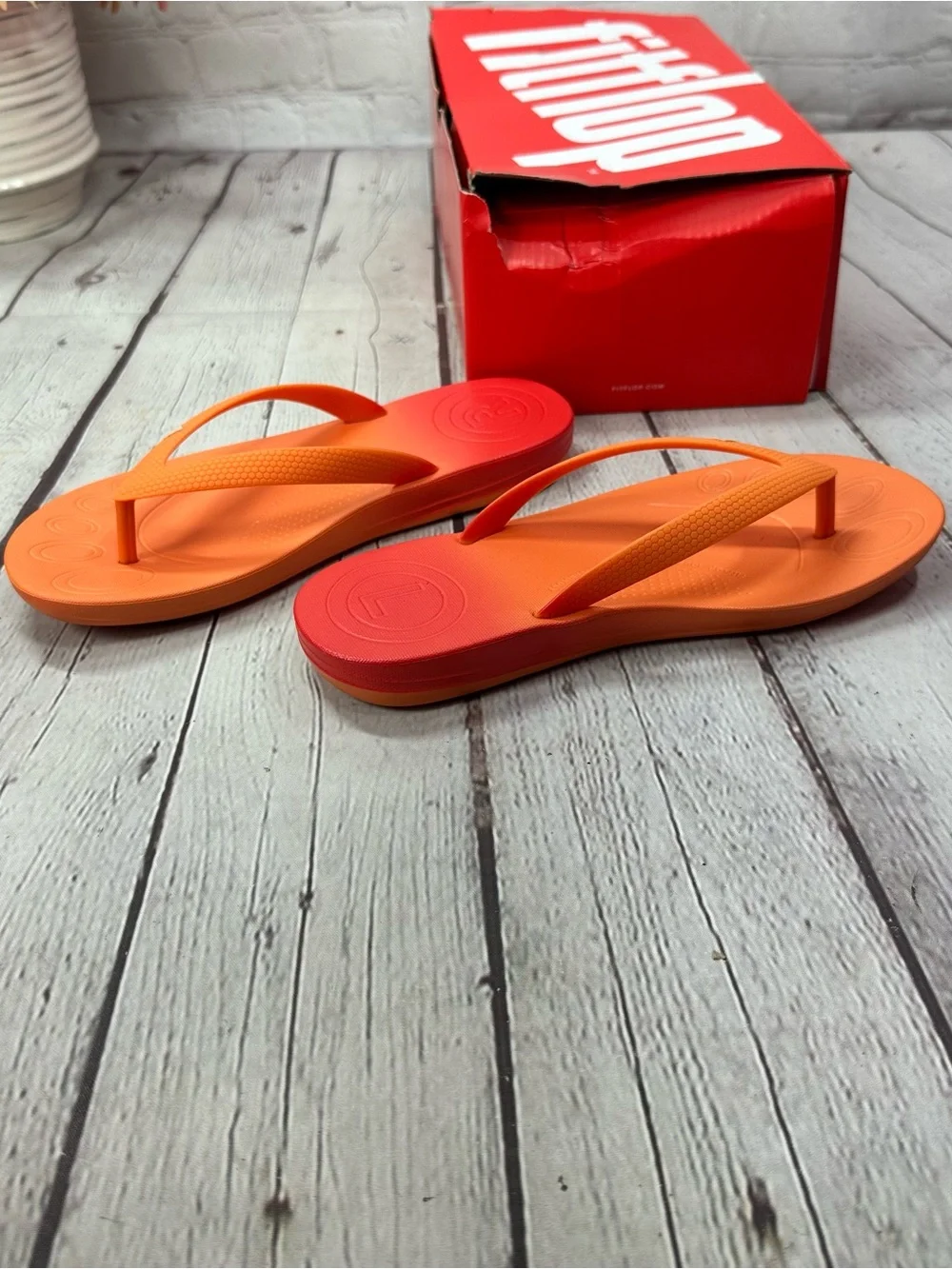 Fitflop IQUSHION red coral ombré Gradient Thong Sandals flip flops kids youth
